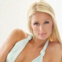 Pakai Payudara Palsu, Paris Hilton Menyusui